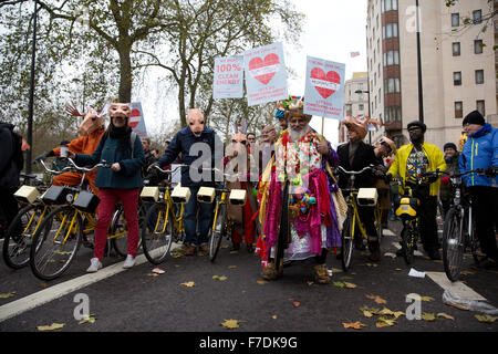 Londra, Regno Unito. Il 29 Novembre, 2015. Molte migliaia di manifestanti che rappresentano centinaia di diverse organizzazioni hanno partecipato alla gente di marzo per il clima, di giustizia e di posti di lavoro a Londra alla vigilia del Vertice ONU di Parigi. Credito: Mark Kerrison/Alamy Live News Foto Stock