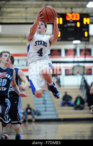 Giocatore conclude un comando in volo verso il canestro contro durante una scuola di gioco di basket. Stati Uniti d'America. Foto Stock