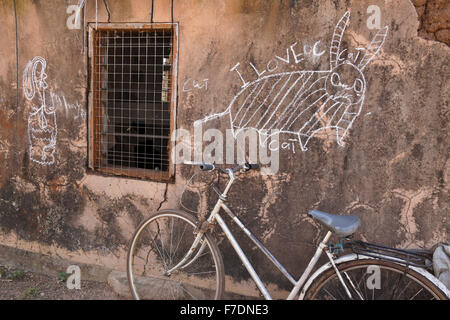 Un bambino di gesso disegni sul lato della casa di fango, Saakpuli village, nel nord del Ghana Foto Stock