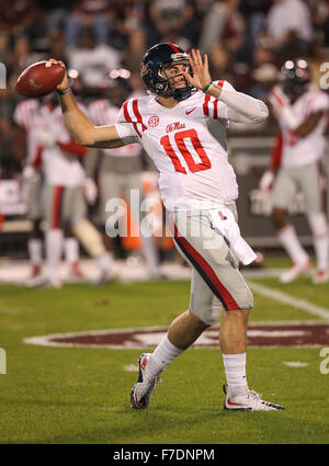 Starkville, MS, STATI UNITI D'AMERICA. 28 Nov, 2015. I ribelli del Mississippi quarterback Ciad Kelly (10) completa un passaggio durante il NCAA Football gioco tra il Mississippi State Bulldogs e Ole Mississippi ribelli a Davis Wade Stadium di Starkville. Chuck leccare/CSM/Alamy Live News Foto Stock