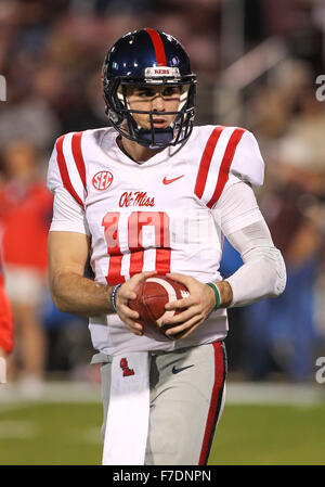 Starkville, MS, STATI UNITI D'AMERICA. 28 Nov, 2015. I ribelli del Mississippi quarterback Ciad Kelly (10) durante il NCAA Football gioco tra il Mississippi State Bulldogs e Ole Mississippi ribelli a Davis Wade Stadium di Starkville. Chuck leccare/CSM/Alamy Live News Foto Stock