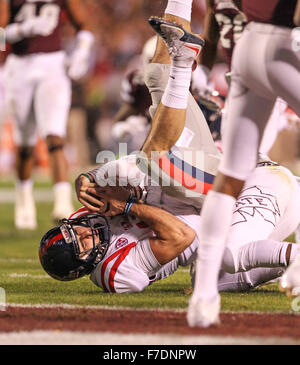 Starkville, MS, STATI UNITI D'AMERICA. 28 Nov, 2015. I ribelli del Mississippi quarterback Ciad Kelly (10) viene affrontato durante il NCAA Football gioco tra il Mississippi State Bulldogs e Ole Mississippi ribelli a Davis Wade Stadium di Starkville. Chuck leccare/CSM/Alamy Live News Foto Stock