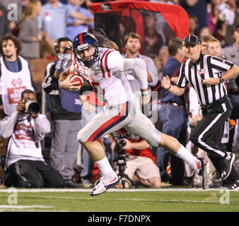 Starkville, MS, STATI UNITI D'AMERICA. 28 Nov, 2015. I ribelli del Mississippi quarterback Ciad Kelly (10) punteggi un touchdown durante il NCAA Football gioco tra il Mississippi State Bulldogs e Ole Mississippi ribelli a Davis Wade Stadium di Starkville. Chuck leccare/CSM/Alamy Live News Foto Stock