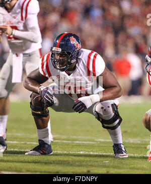 Starkville, MS, STATI UNITI D'AMERICA. 28 Nov, 2015. Mississippi offensiva dei ribelli lineman Laremy Tunsil (78) durante il NCAA Football gioco tra il Mississippi State Bulldogs e Ole Mississippi ribelli a Davis Wade Stadium di Starkville. Chuck leccare/CSM/Alamy Live News Foto Stock