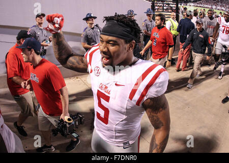 Starkville, MS, STATI UNITI D'AMERICA. 28 Nov, 2015. La Mississippi ribelli sulla difensiva affrontare Robert Nkemdiche (5) celebra dopo il NCAA Football gioco tra il Mississippi State Bulldogs e Ole Mississippi ribelli a Davis Wade Stadium di Starkville. Chuck leccare/CSM/Alamy Live News Foto Stock