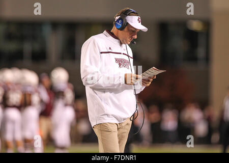 Starkville, MS, STATI UNITI D'AMERICA. 28 Nov, 2015. La Mississippi State Bulldogs head coach Dan Mullen durante il NCAA Football gioco tra il Mississippi State Bulldogs e Ole Mississippi ribelli a Davis Wade Stadium di Starkville. Chuck leccare/CSM/Alamy Live News Foto Stock