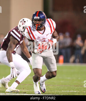 Starkville, MS, STATI UNITI D'AMERICA. 28 Nov, 2015. I ribelli del Mississippi wide receiver Laquon Treadwell (1) Catture a passare oltre la metà durante il NCAA Football gioco tra il Mississippi State Bulldogs e Ole Mississippi ribelli a Davis Wade Stadium di Starkville. Chuck leccare/CSM/Alamy Live News Foto Stock