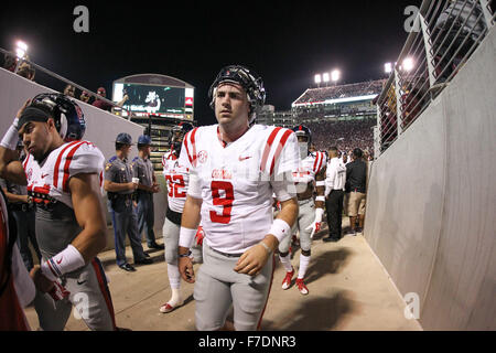 Starkville, MS, STATI UNITI D'AMERICA. 28 Nov, 2015. I ribelli del Mississippi quarterback Ryan Buchanan (9) lascia il campo dopo il NCAA Football gioco tra il Mississippi State Bulldogs e Ole Mississippi ribelli a Davis Wade Stadium di Starkville. Chuck leccare/CSM/Alamy Live News Foto Stock