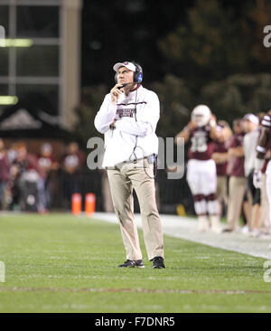 Starkville, MS, STATI UNITI D'AMERICA. 28 Nov, 2015. La Mississippi State Bulldogs head coach Dan Mullen durante il NCAA Football gioco tra il Mississippi State Bulldogs e Ole Mississippi ribelli a Davis Wade Stadium di Starkville. Chuck leccare/CSM/Alamy Live News Foto Stock