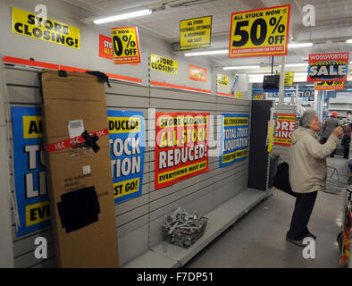 Un Woolworths store in Porth, South Wales, detiene una chiusura di vendita dopo aver corso in amministrazione durante la crisi finanziaria. Foto Stock