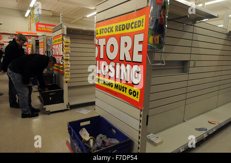 Un Woolworths store in Porth, South Wales, detiene una chiusura di vendita dopo aver corso in amministrazione durante la crisi finanziaria. Foto Stock