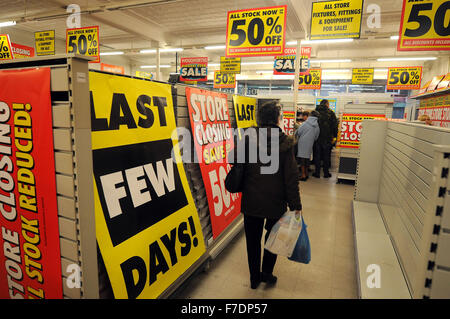 Un Woolworths store in Porth, South Wales, detiene una chiusura di vendita dopo aver corso in amministrazione durante la crisi finanziaria. Foto Stock