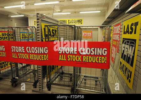 Un Woolworths store in Porth, South Wales, detiene una chiusura di vendita dopo aver corso in amministrazione durante la crisi finanziaria. Foto Stock