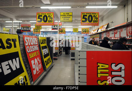 Un Woolworths store in Porth, South Wales, detiene una chiusura di vendita dopo aver corso in amministrazione durante la crisi finanziaria. Foto Stock