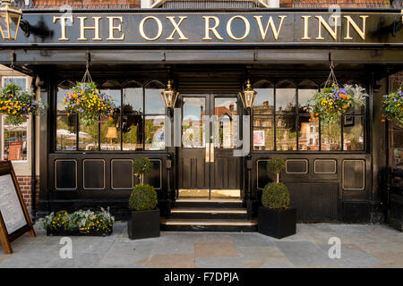 Il Grade ii Listed pub risalente al XVI secolo, il bue Row Inn in Salisbury Market Place Salisbury Wiltshire Regno Unito Foto Stock