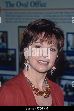 Washington, DC. Stati Uniti d'America, 26 febbraio 1997 Isabel Allende arriva alla Casa Bianca per partecipare a una cena di Stato per il Presidente della Repubblica del Cile. Allende è un writer Chilean-American. Allende, le cui opere talvolta contenere aspetti del 'magic realista di tradizione, è famoso per i romanzi come la casa degli spiriti (La Casa de los esp'ritus, 1982) e la città delle bestie (La Ciudad de las bestias, 2002), che hanno avuto un notevole successo commerciale. Foto Stock