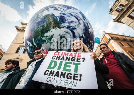 Roma, Italia. 29 Nov, 2015. Migliaia di cittadini e attivisti ambientali prendere parte al 'Global clima marzo " a chiamata per una più severa azione per affrontare il problema del cambiamento climatico in Roma. La manifestazione ha avuto luogo davanti alla XXI Sessione della Conferenza delle Parti della convenzione quadro delle Nazioni Unite sui cambiamenti climatici (COP21), che è stato programmato per avviare a Parigi il lunedì. © Giuseppe Ciccia/Pacific Press/Alamy Live News Foto Stock