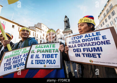 Roma, Italia. 29 Nov, 2015. Migliaia di cittadini e attivisti ambientali prendere parte al 'Global clima marzo " a chiamata per una più severa azione per affrontare il problema del cambiamento climatico in Roma. La manifestazione ha avuto luogo davanti alla XXI Sessione della Conferenza delle Parti della convenzione quadro delle Nazioni Unite sui cambiamenti climatici (COP21), che è stato programmato per avviare a Parigi il lunedì. © Giuseppe Ciccia/Pacific Press/Alamy Live News Foto Stock