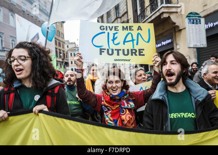 Roma, Italia. 29 Nov, 2015. Migliaia di cittadini e attivisti ambientali prendere parte al 'Global clima marzo " a chiamata per una più severa azione per affrontare il problema del cambiamento climatico in Roma. La manifestazione ha avuto luogo davanti alla XXI Sessione della Conferenza delle Parti della convenzione quadro delle Nazioni Unite sui cambiamenti climatici (COP21), che è stato programmato per avviare a Parigi il lunedì. © Giuseppe Ciccia/Pacific Press/Alamy Live News Foto Stock