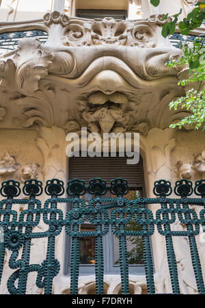 Balcone dettaglio dell'Art Nouveau Palacio Longora, architetto Jose Grases Riera, costruito 1902-4, Calle de Fernando VI, Alonso Marti Foto Stock