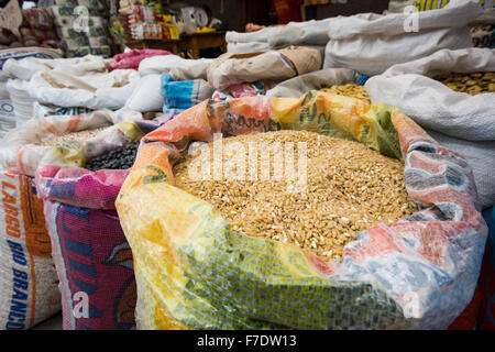 Sacchi di riso e fagioli in vendita presso peruviano strada del mercato di Cajabamba Foto Stock