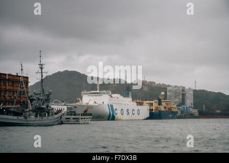 Keelung, Taiwan - 30 Gennaio 2015: la vista di COSCO Star parcheggio al Porto di Keelung nelle ore diurne. Foto Stock