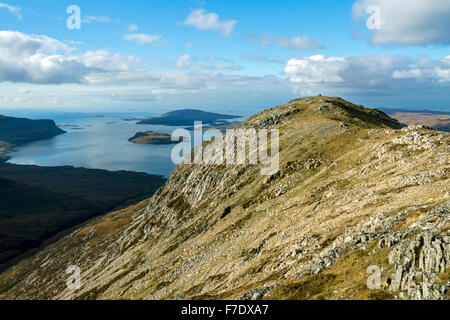 Le isole di Eorsa e Ulva sopra Loch na Keal, da Beinn un' Ghràig, Isle of Mull, Argyll and Bute, Scotland, Regno Unito Foto Stock