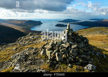 Le isole di Eorsa e Ulva sopra Loch na Keal, da Beinn un' Ghràig, Isle of Mull, Argyll and Bute, Scotland, Regno Unito Foto Stock