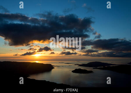 Le isole di Eorsa e Ulva sopra Loch na Keal al tramonto, da Beinn un' Ghràig, Isle of Mull, Argyll and Bute, Scotland, Regno Unito Foto Stock