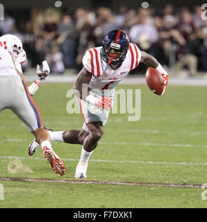 Starkville, MS, STATI UNITI D'AMERICA. 28 Nov, 2015. I ribelli del Mississippi wide receiver Laquon Treadwell (1) Catture un pass durante il NCAA Football gioco tra il Mississippi State Bulldogs e Ole Mississippi ribelli a Davis Wade Stadium di Starkville. Chuck leccare/CSM/Alamy Live News Foto Stock