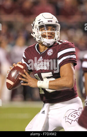 Starkville, MS, STATI UNITI D'AMERICA. 28 Nov, 2015. La Mississippi State Bulldogs quarterback Dak Prescott (15) guarda per un ricevitore aperto durante il NCAA Football gioco tra il Mississippi State Bulldogs e Ole Mississippi ribelli a Davis Wade Stadium di Starkville. Chuck leccare/CSM/Alamy Live News Foto Stock