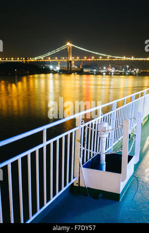 Xiamen, Cina - La vista del mare-attraversando ponte dal ponte di COSCO star di notte. Foto Stock