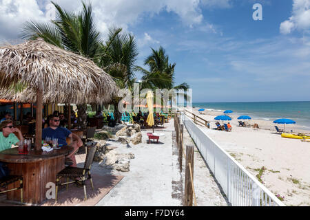 Vero Beach Florida, North Hutchinson Orchid Island, Mulligan's Beach House, ristorante ristoranti, cibo, caffè, ombrello stile tiki, al fresco d Foto Stock