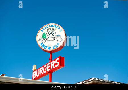 Tappo di neve Restaurant Sign in Seligman, Arizona, Route 66 Foto Stock