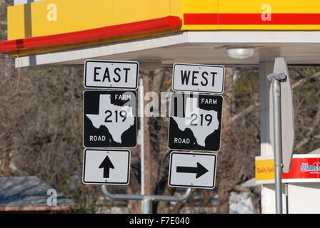 Autostrada segno 219 nel paese delle colline del Texas. Foto Stock