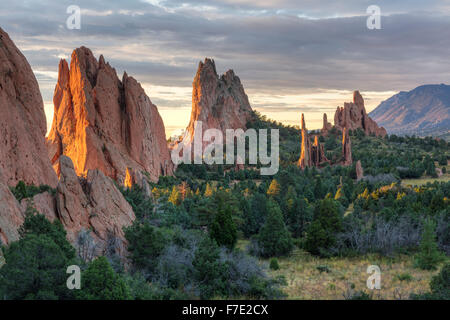 Sunrise su rocce rosse formazioni del Giardino degli Dei in Colorado Springs, Colorado Foto Stock