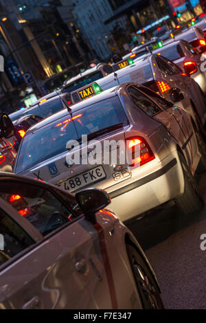 Lo spagnolo taxi sulla Gran Via di notte, Madrid, Spagna. Foto Stock