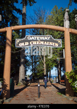 Il Waterwheel Park Gateway nella Chemainus, British Columbia, Canada, che punti a Chemainus del vecchio quartiere della città. Foto Stock