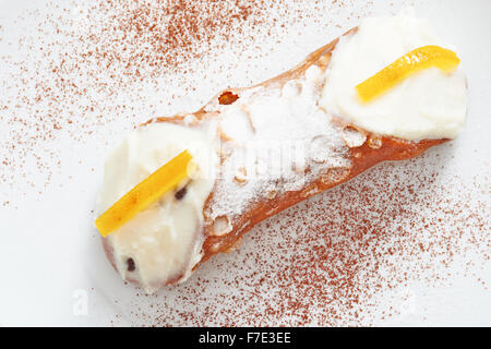 Cannoli Siciliani sulla piastra bianca Foto Stock