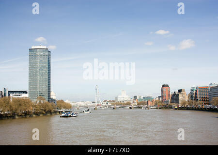 Vista sul Tamigi da Vauxhall Bridge verso la London Eye Foto Stock