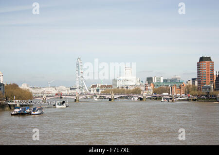 Vista sul Tamigi da Vauxhall Bridge verso la London Eye Foto Stock