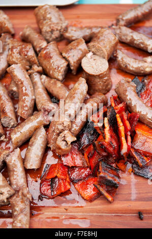 Tradizionale Sudafricano salsiccia Boerwors cuochi su un Braai, o South African barbecue.. Durban, Sud Africa. Foto Stock