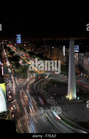 L'Obelisco di notte. Essa segna il centro della città ed è sul sito dove la bandiera argentina è stato per la prima volta volato in città. Buenos un Foto Stock