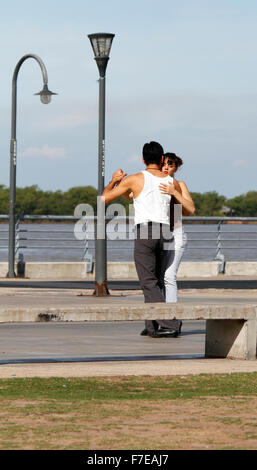 Coppia giovane che pratica il Tango Argentino all'aria aperta Foto Stock