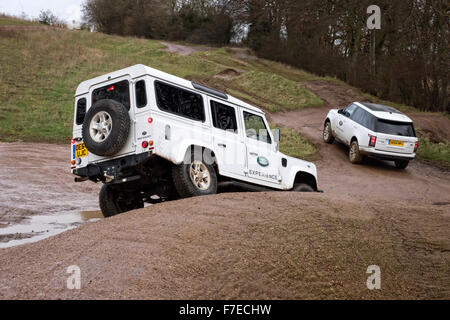 Land Rover Defender 110 e Range Rover il fuoristrada sul Land Rover esperienza di guida coarse Luton Hoo Bedfordshire Regno Unito Foto Stock