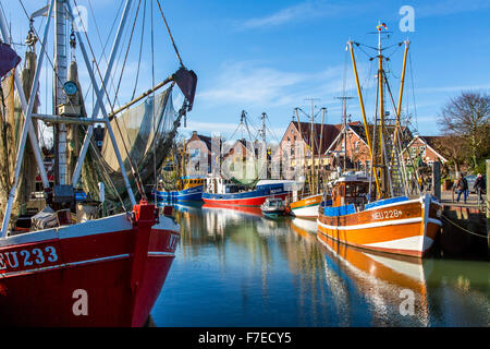 Le navi adibite alla pesca di gamberetti nel piccolo porto di Neuharlingersiel, un tedesco nel Mare del Nord la pesca costiera village Foto Stock