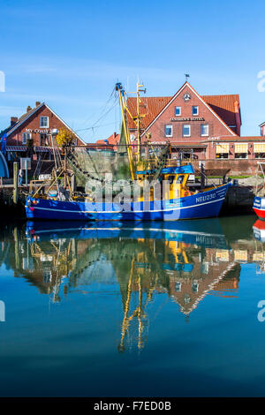 Le navi adibite alla pesca di gamberetti nel piccolo porto di Neuharlingersiel, un tedesco nel Mare del Nord la pesca costiera village Foto Stock