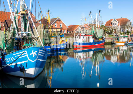 Le navi adibite alla pesca di gamberetti nel piccolo porto di Neuharlingersiel, un tedesco nel Mare del Nord la pesca costiera village Foto Stock