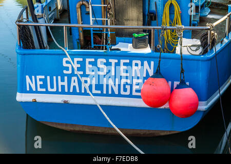 Le navi adibite alla pesca di gamberetti nel piccolo porto di Neuharlingersiel, un tedesco nel Mare del Nord la pesca costiera village Foto Stock