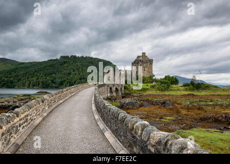 Eilean Donan Castle a Loch Duich, Dornie, Highlands scozzesi, Scotland, Regno Unito Foto Stock